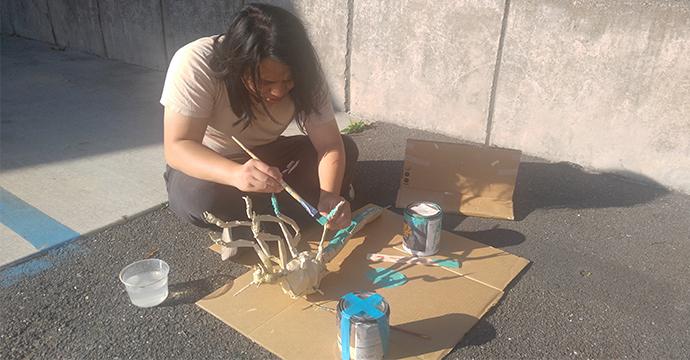 Saeng Pharn painting a giant dragon fly